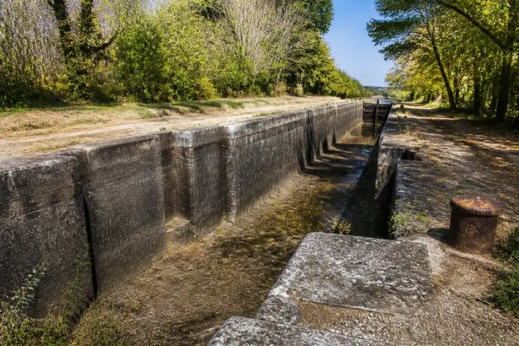 Ecluses neuves abandonnees le long du canal vide