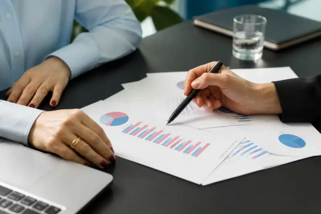 Documents montrant graphiques salaires hommes femmes entreprise