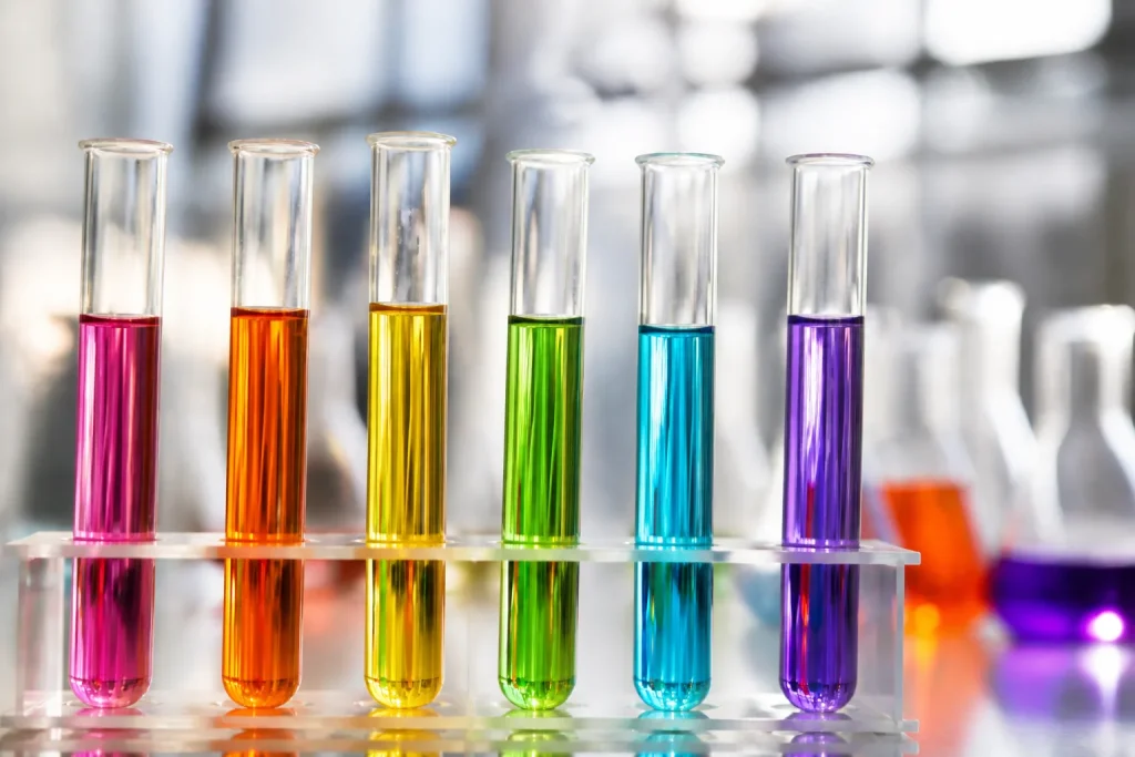 eprouvettes remplies de liquides colores brillants