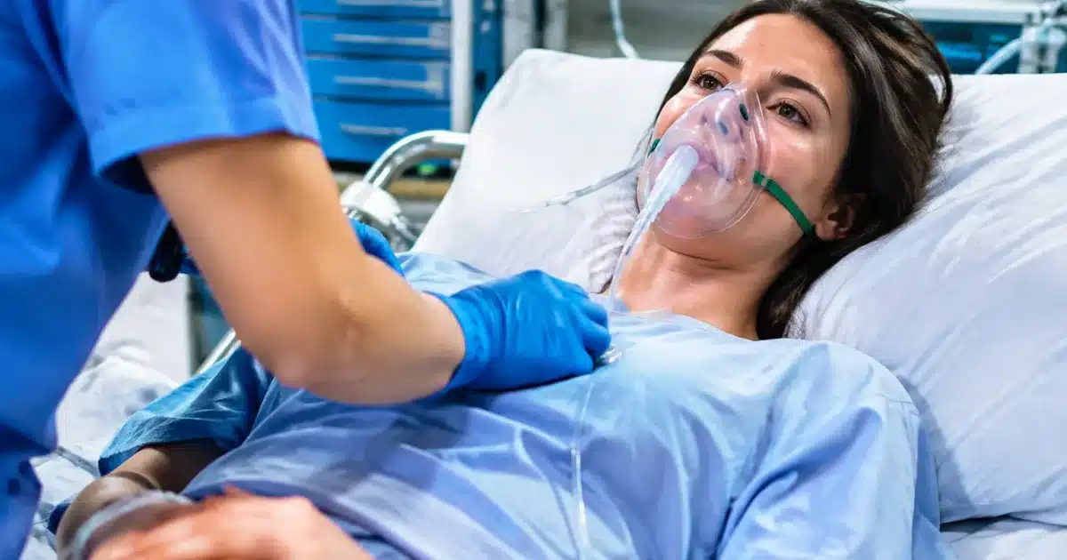 Femme allongee a l'hopital recevant des soins medicaux urgents