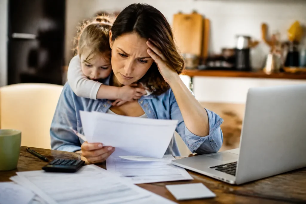 Femme seule avec enfant et factures mensuelles