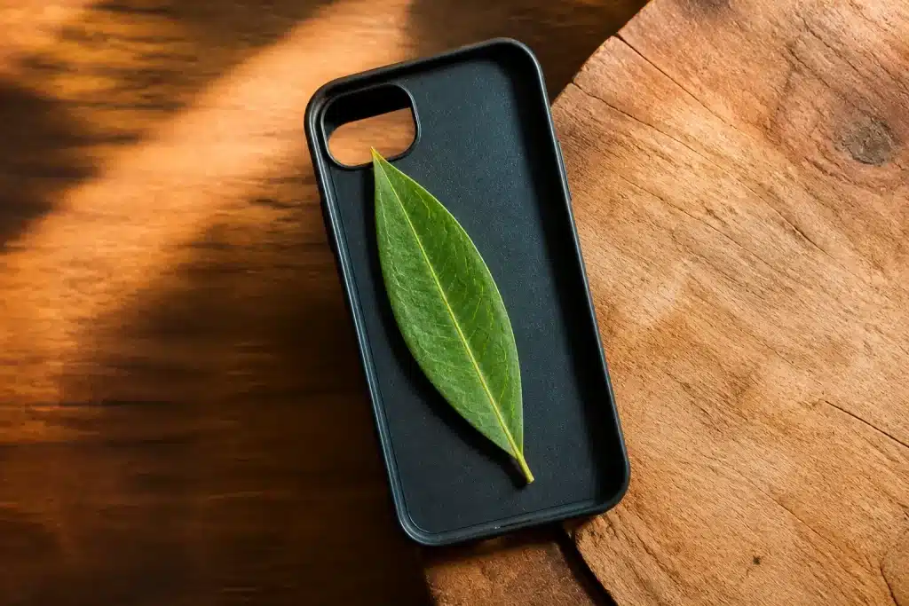 Feuille de laurier placee delicatement dans coque smartphone noir