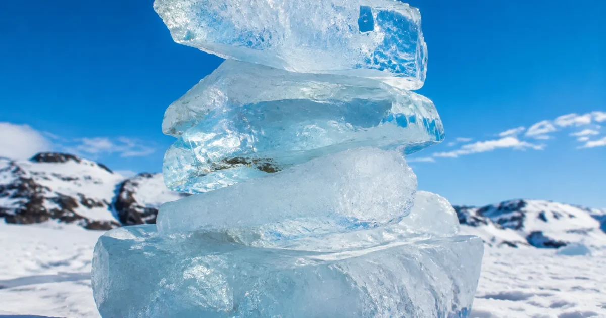 Masses glaciaires empilees verticalement sur plateau blanc