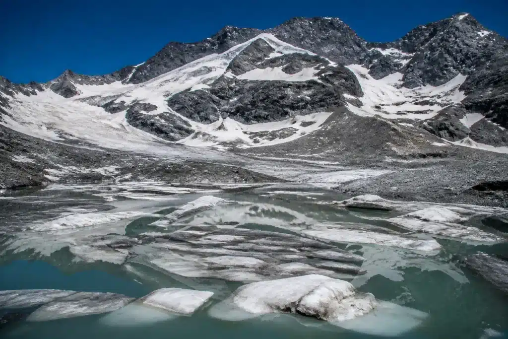 Glacier partiellement fondu avec zones blanches persistantes visibles