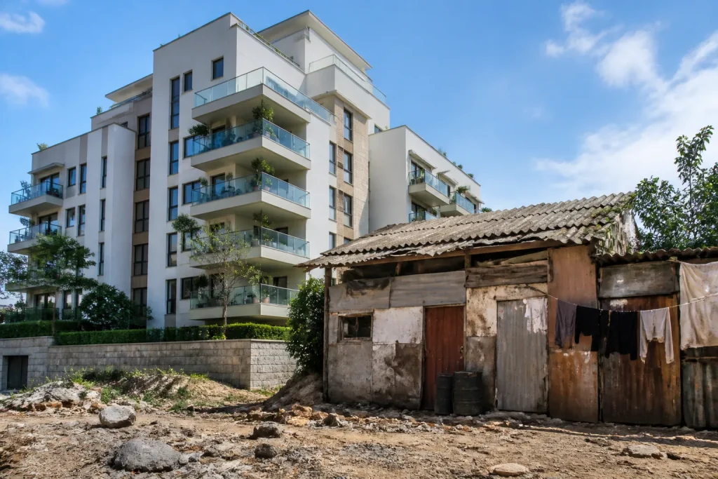 Immeuble moderne face a habitation ancienne et precaire