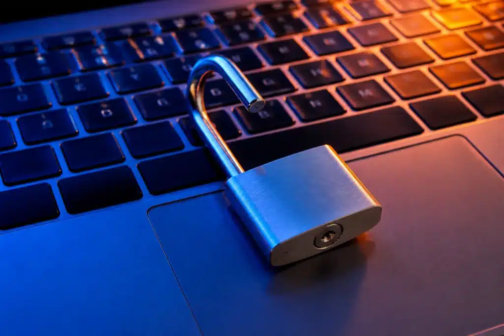 Cadenas ouvert sur clavier d'ordinateur illumine
