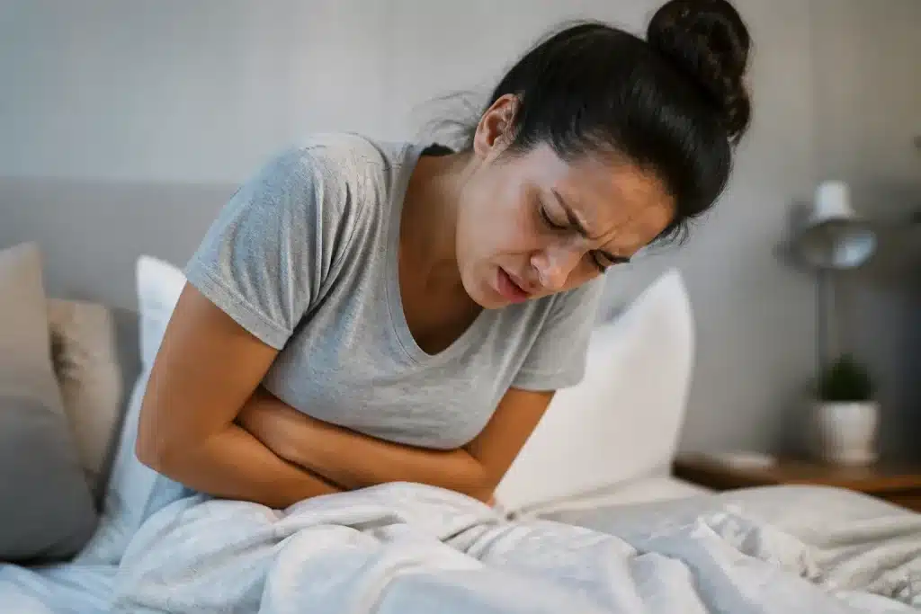 Personne souffrant de crampes abdominales avec symptomes digestifs graves