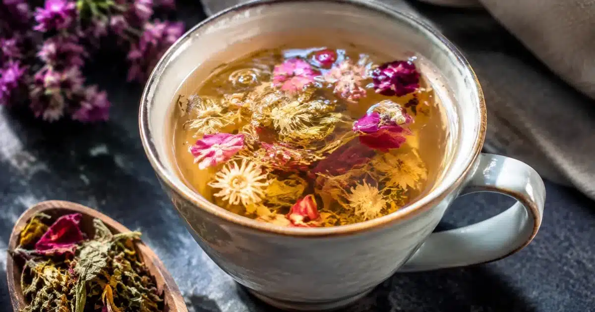 Tasse remplie d'eau frémissante avec fleurs séchées dedans