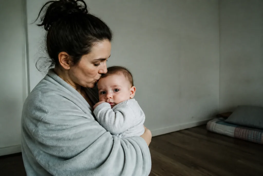 Mere avec enfant dans petit appartement aux murs nus