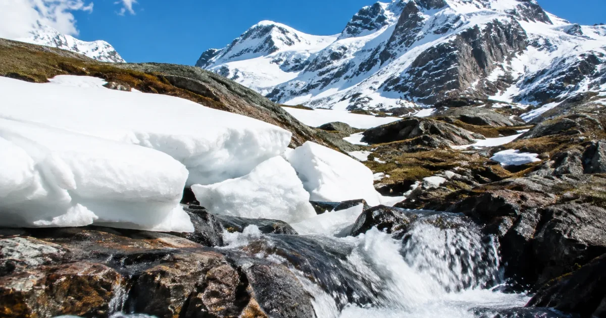 Montagne neige blanche fragmentant liberant eau qui coule