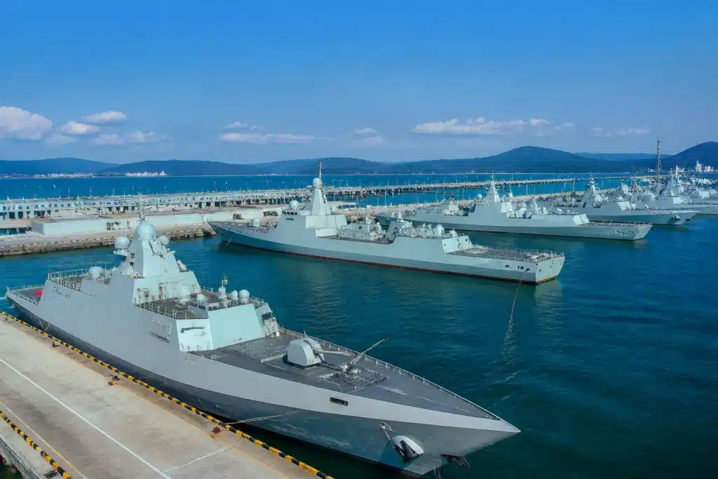 Navires militaires et infrastructures portuaires chinois modernes
