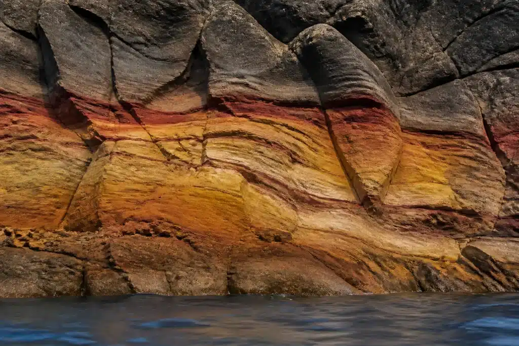 Ondes sismiques traversant couches rocheuses colorees du manteau terrestre