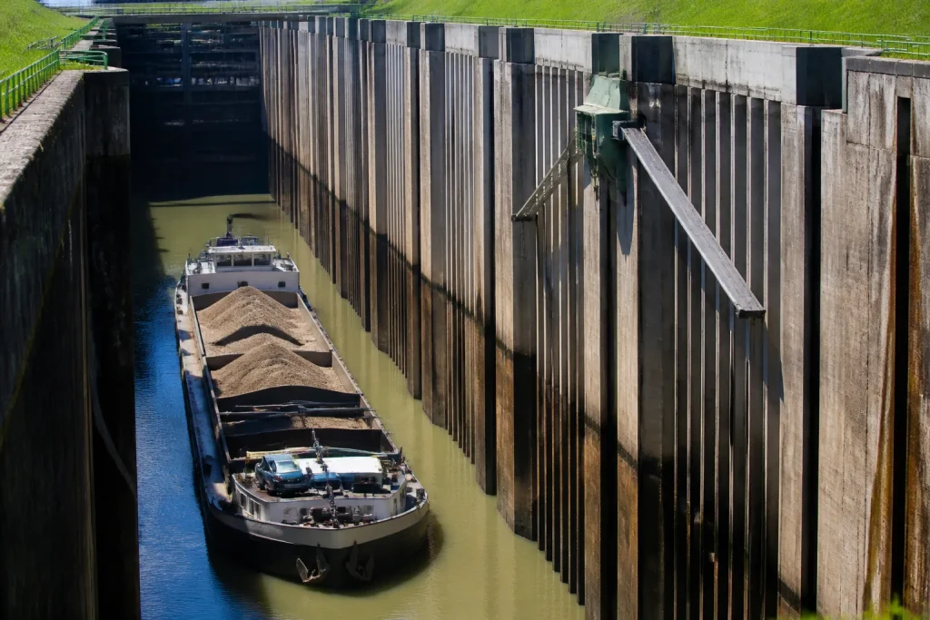 Peniches immobiles dans bassin geant avec contrepoids