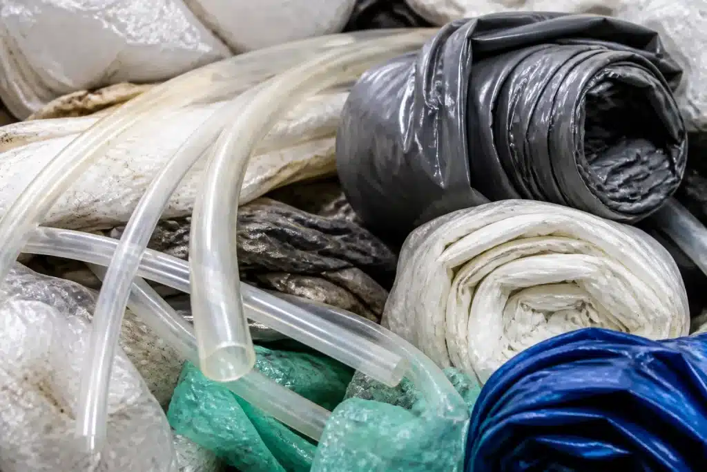 Tubes plastiques souples et sacs enroulés montrant risque chimique