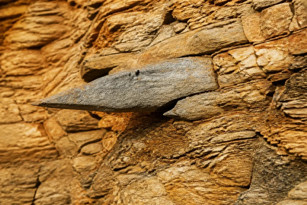 Pointe de pierre grise dans les couches