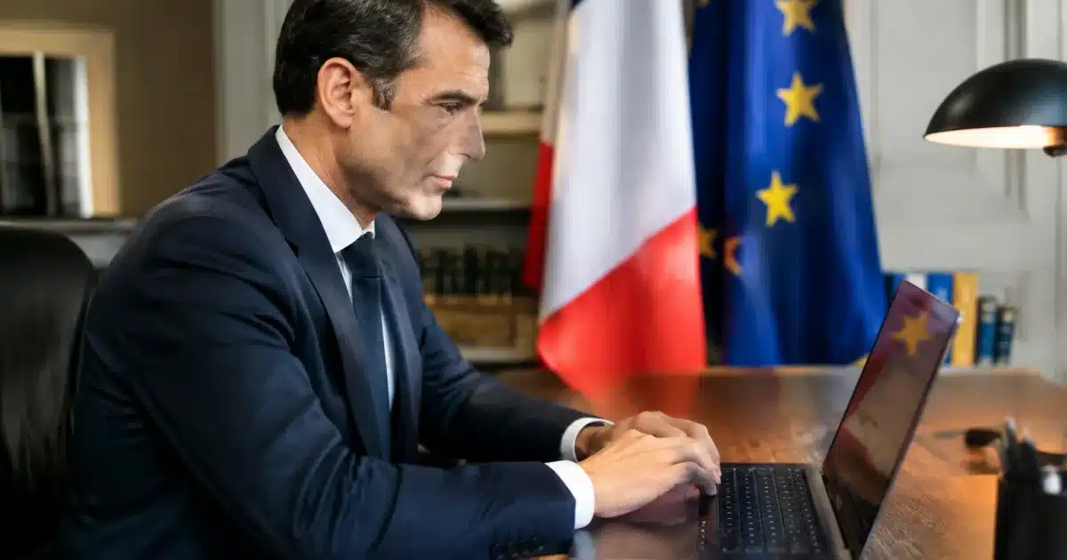 Politicien assis devant ordinateur tapant message electoral