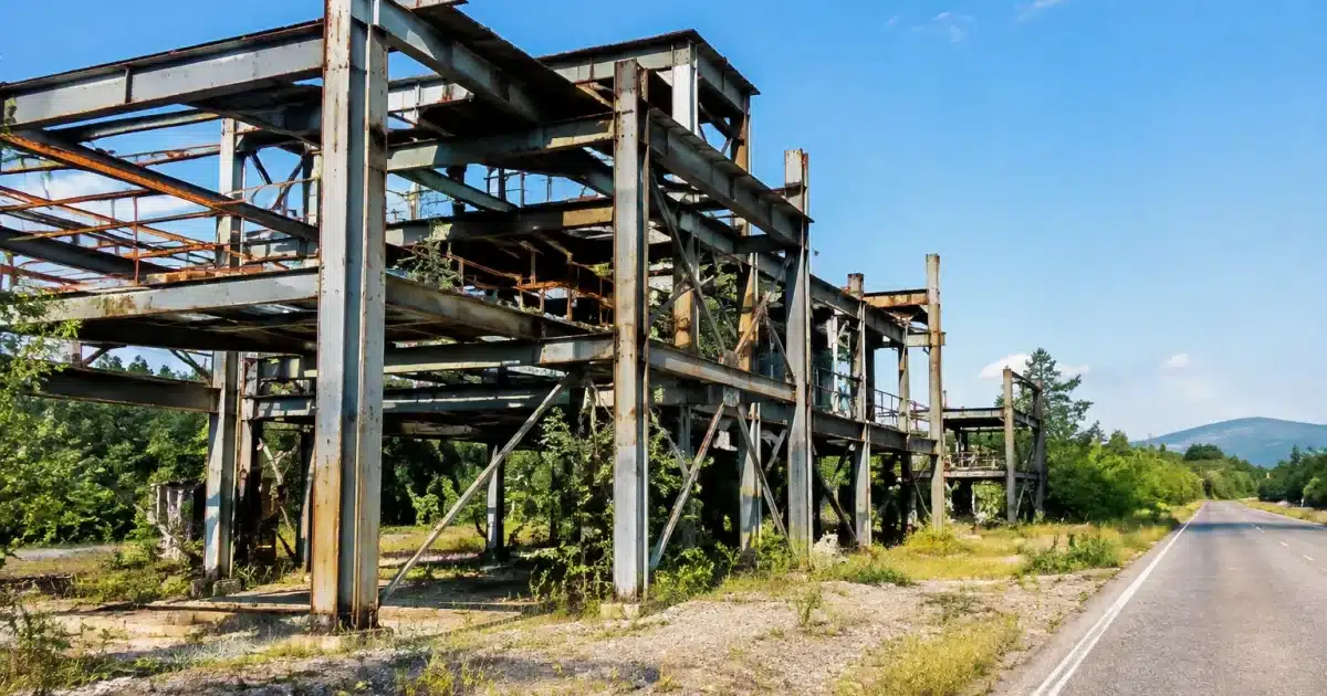 Structures metalliques grises abandonnees le long route desactivees