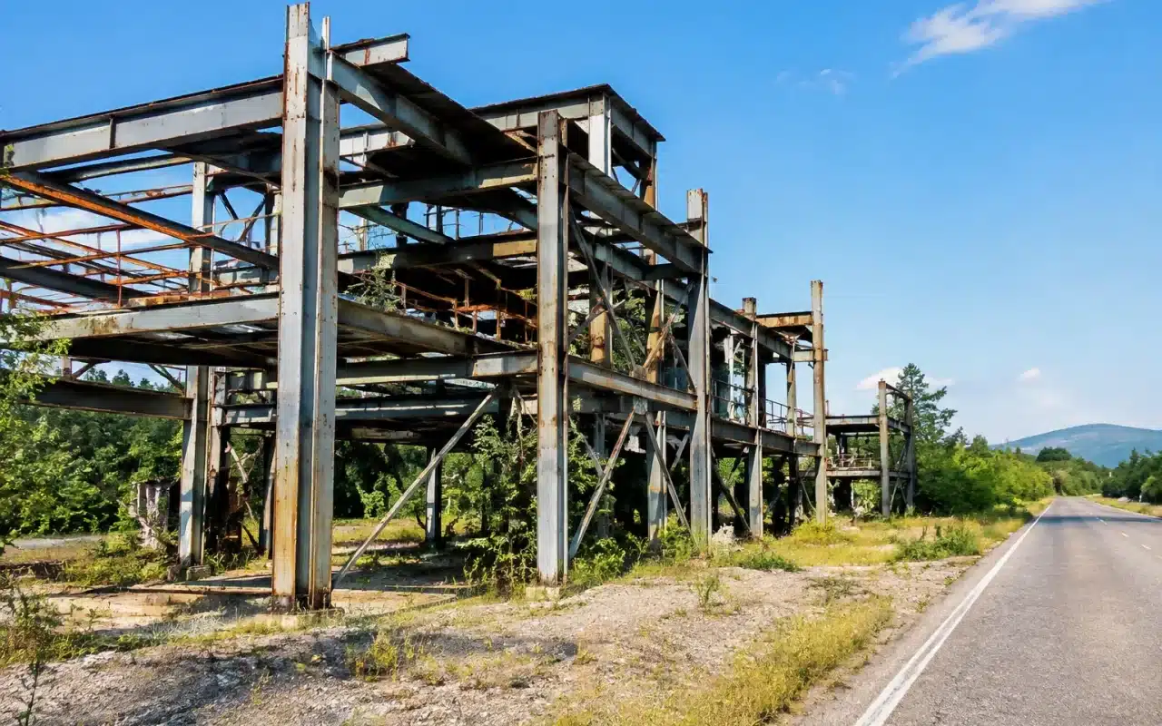 Structures metalliques grises abandonnees le long route desactivees