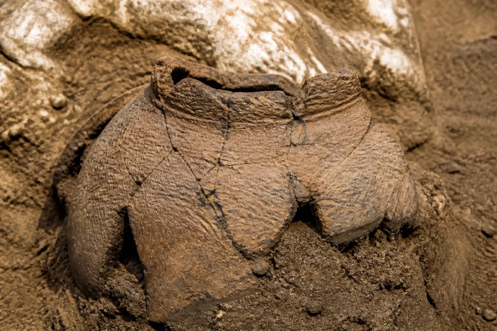 Poterie gauloise fragmentee decouverte en fouille