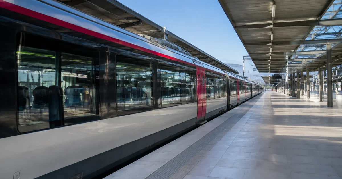 Rame immobile en gare quai completement vide