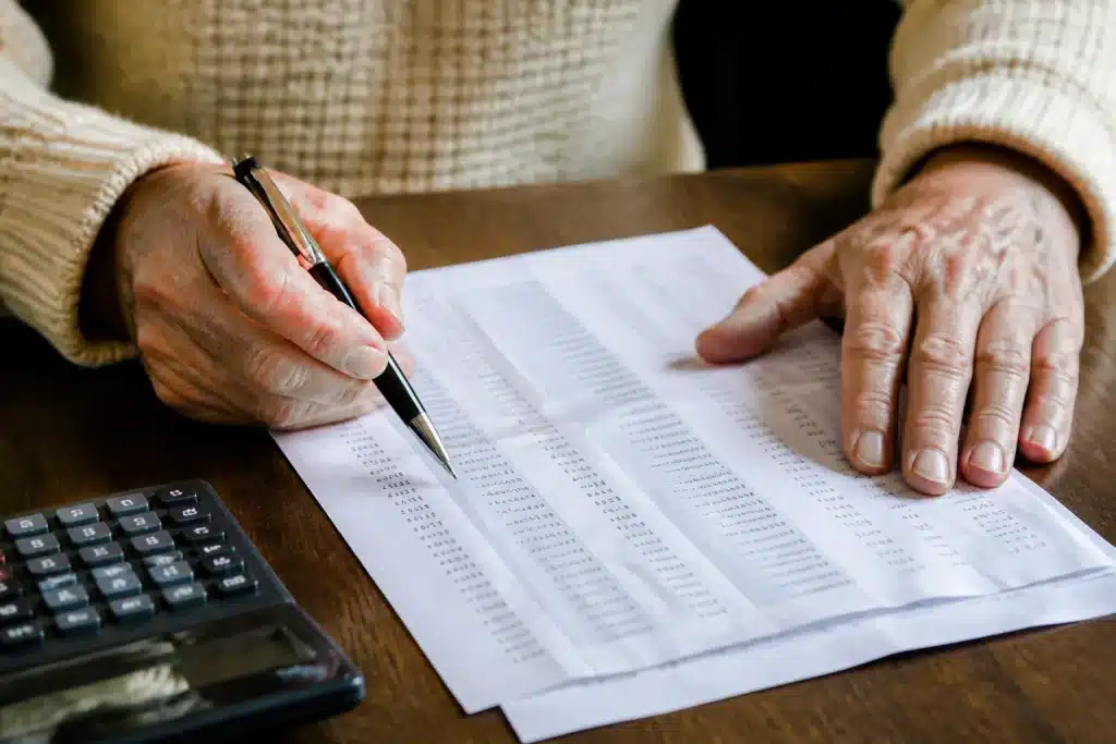 Document papier montrant deductions pension avec chiffres calculs