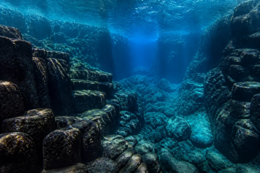 roches noires formations volcaniques profondeur immergee