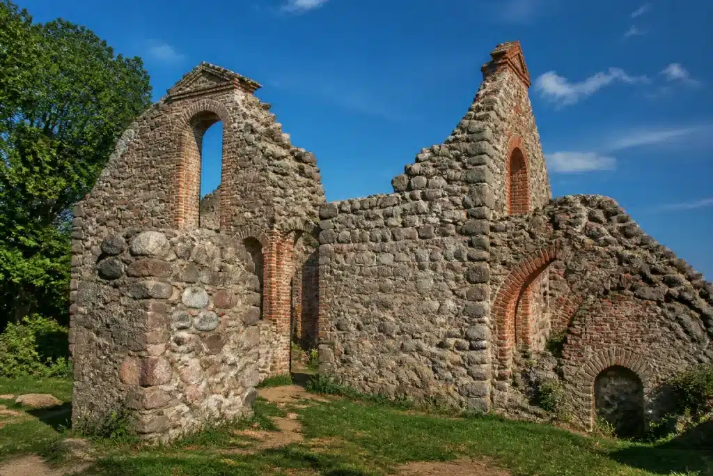 Ruines de pierre ancienne d'un monastère médiéval danois