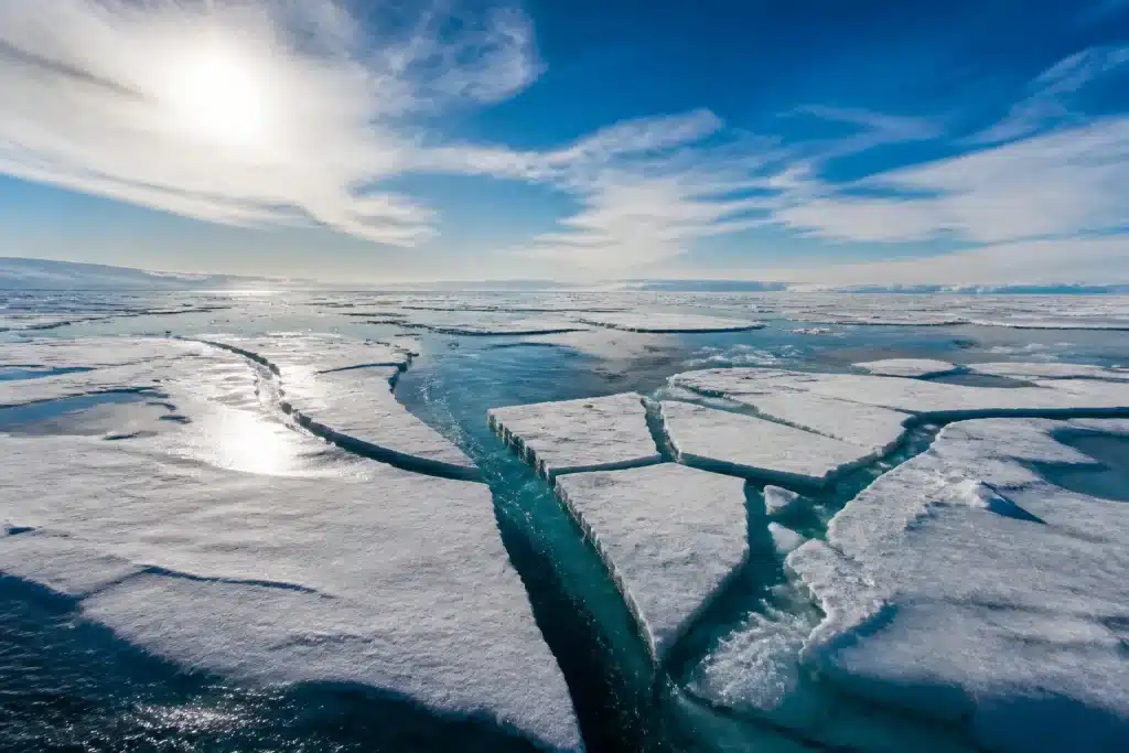 Sol arctique fissure et s'effondre sous la chaleur