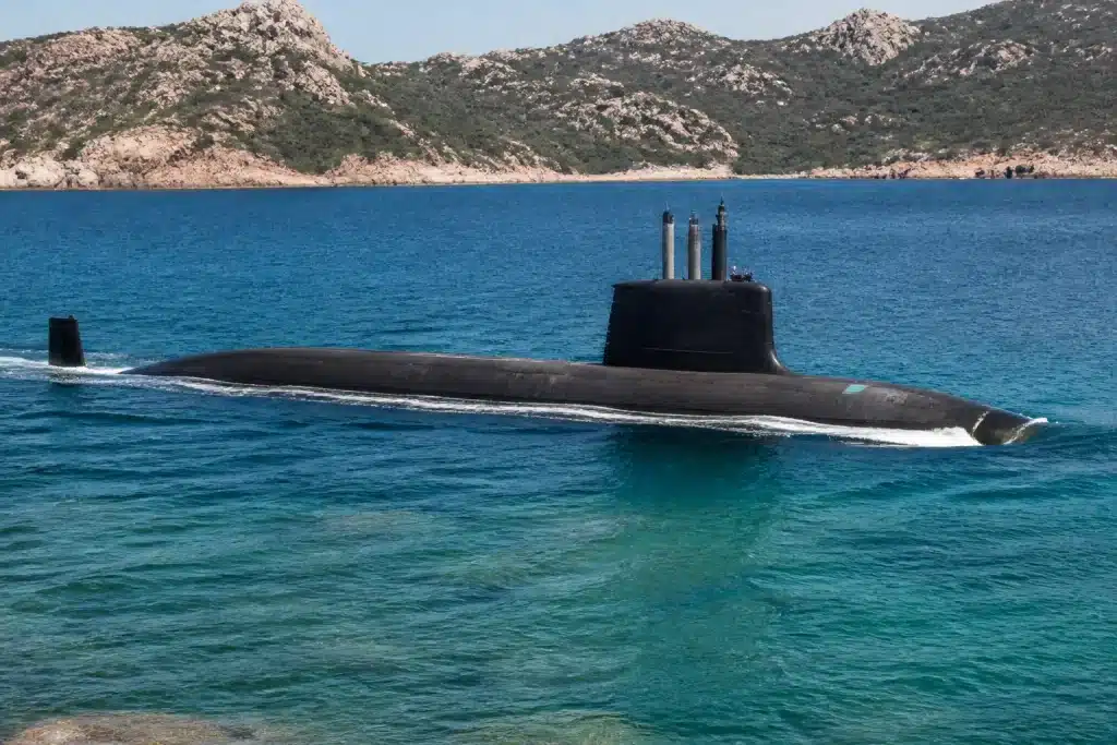 Sous-marin diesel-electrique moderne naviguant en eaux littorales peu profondes