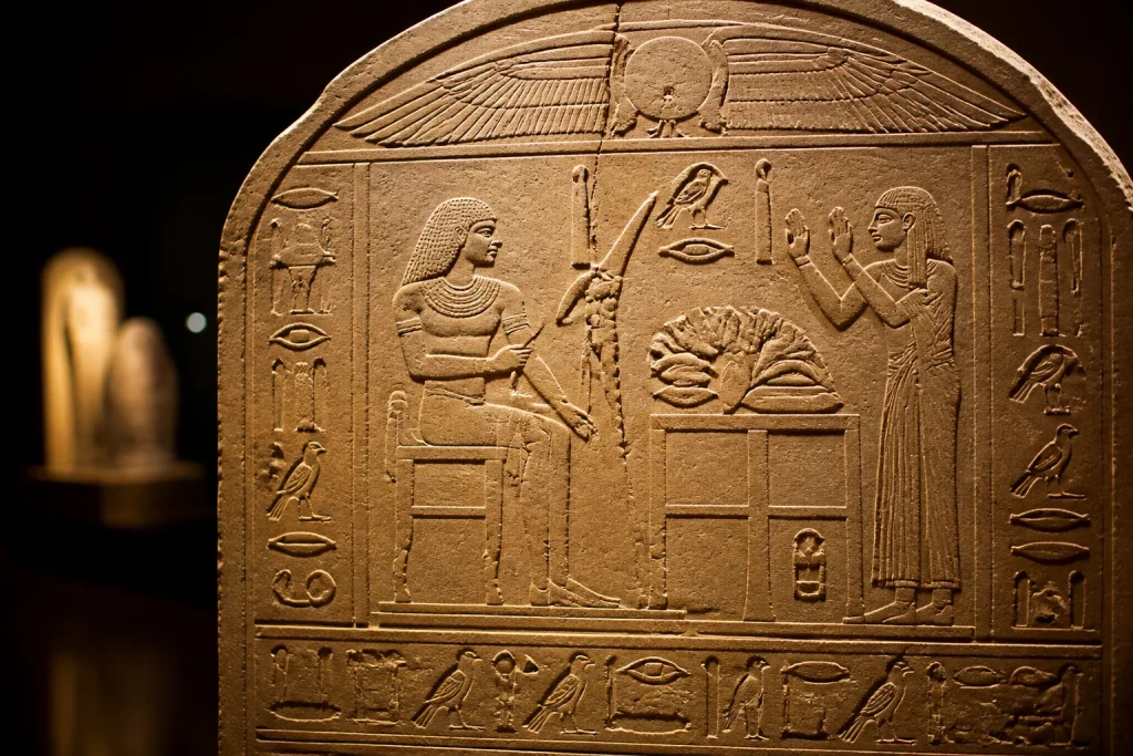 Stele funeraire avec hieroglyphes graves en relief