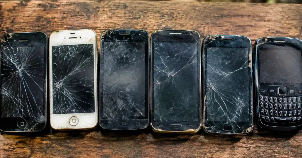 Telephones mobiles anciens alignes montrant ecrans casses et boitiers uses