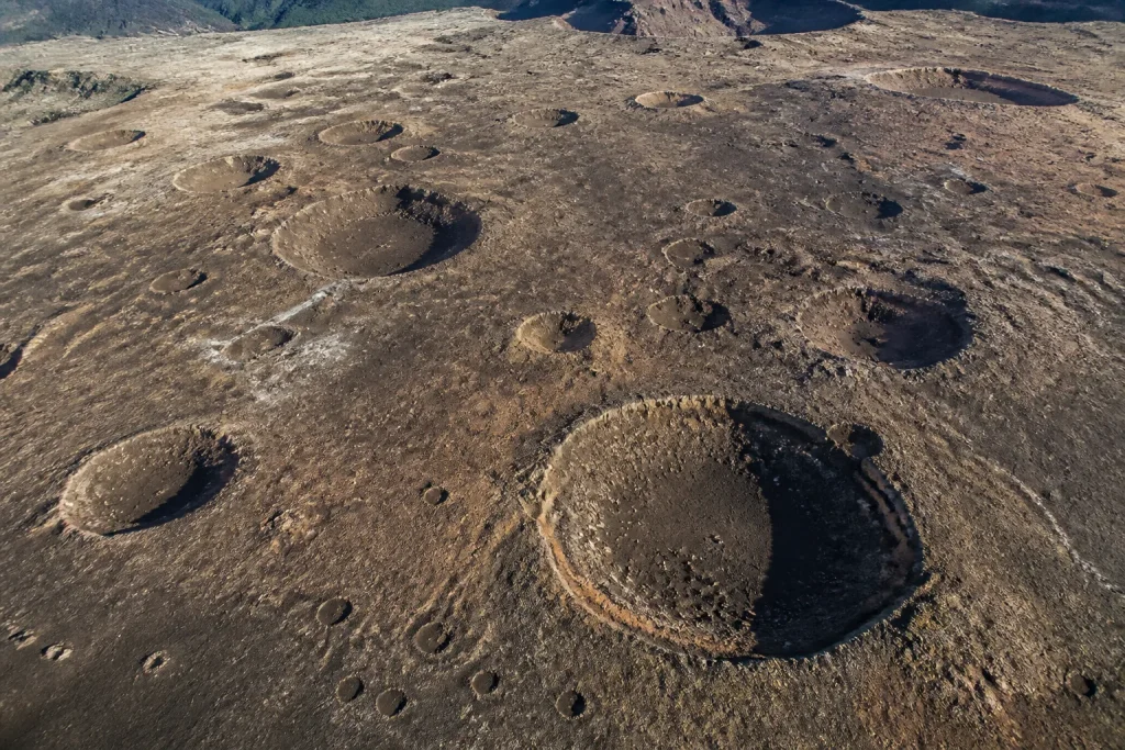 Terre devastee parsemee de crateres geants circulaires