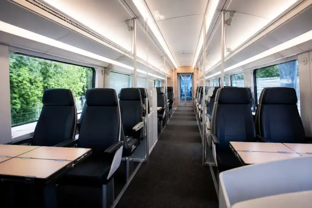 Train blanc moderne avec interieur modulable et sieges contemporains