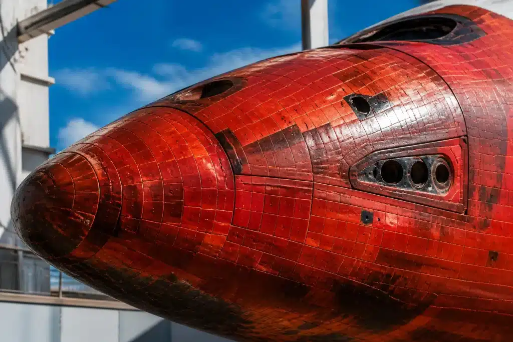 Tuiles thermiques rouges brillantes sur fuselage spatial