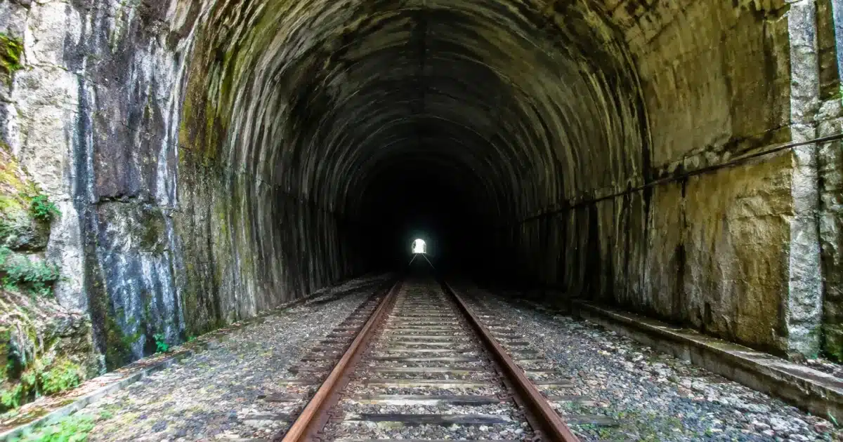 Tunnel de montagne vide sans circulation ferroviaire depuis deux decennies