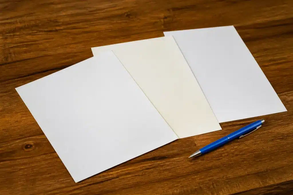 Trois documents officiels sur table avec stylo bleu