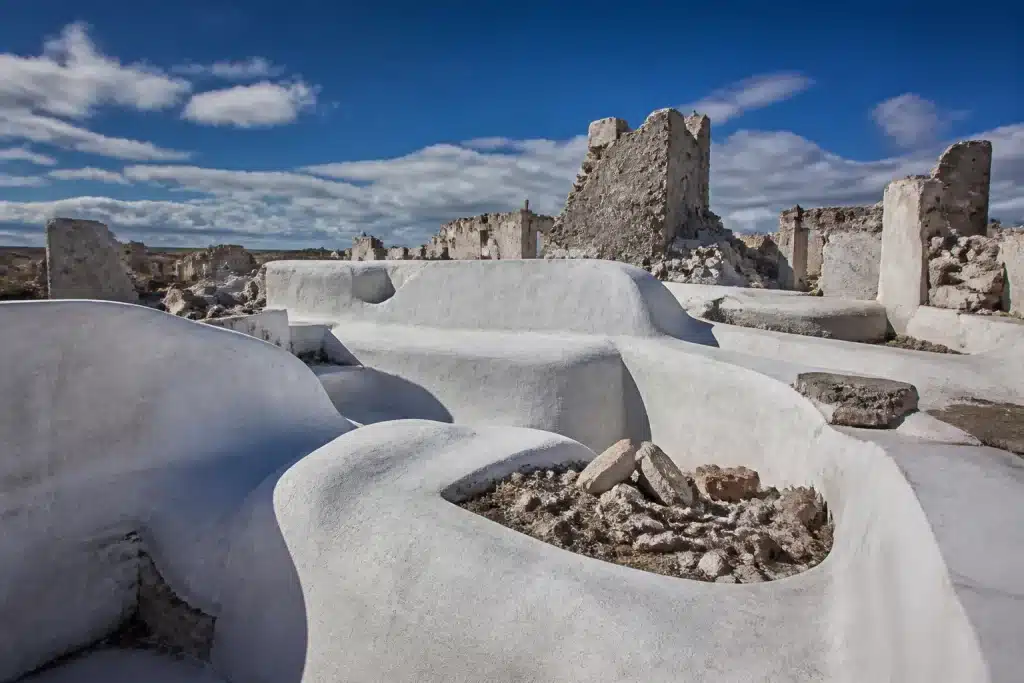 Béton blanc recouvrant ruines de village détruit