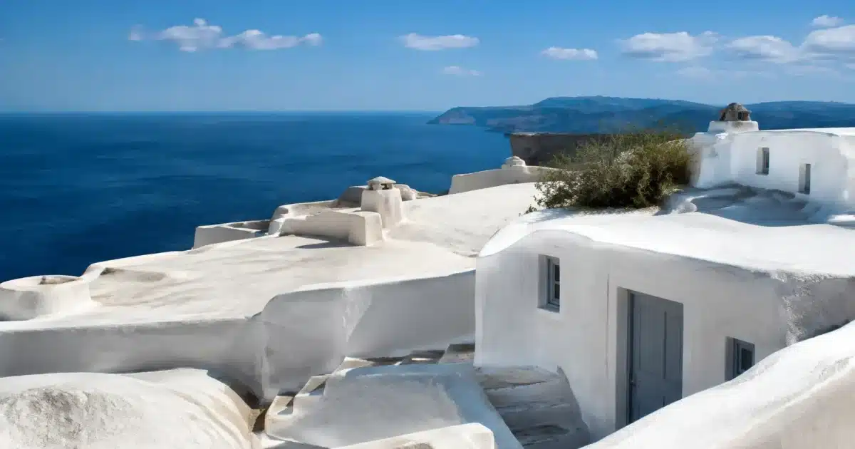 Maisons siciliennes enfouies sous couche béton blanc épaisse