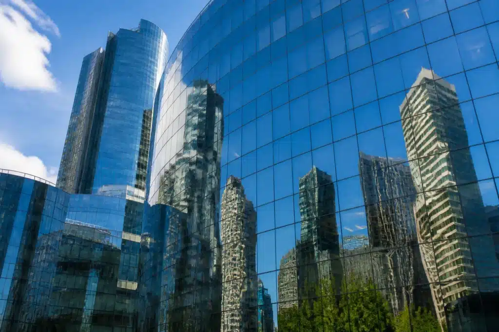 Immeubles modernes refletant skyline urbain dynamique
