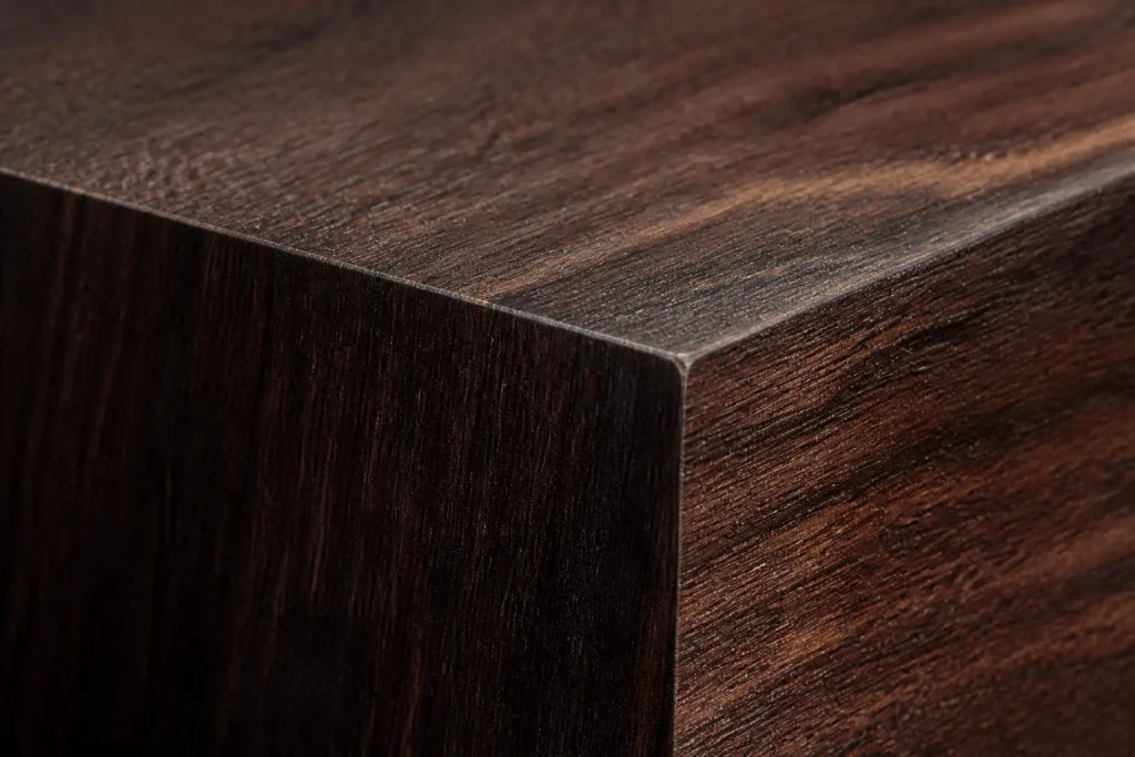 Bois dense aux fibres compactees et sombres