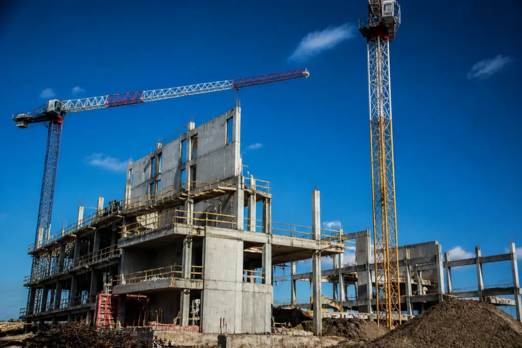 Grand chantier grues structures betons partiellement termines