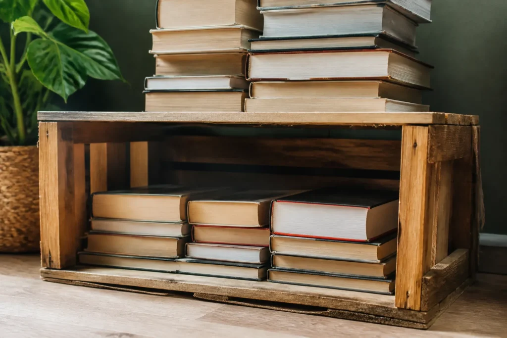 Livres empiles sur une solution de rangement improvisee
