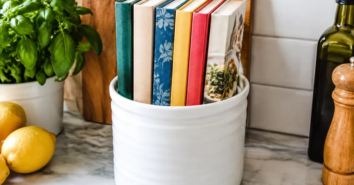 Livres ranges verticalement dans ustensile cuisine blanc