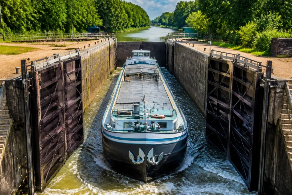 peniche franchissant ecluse avec portes metalliques