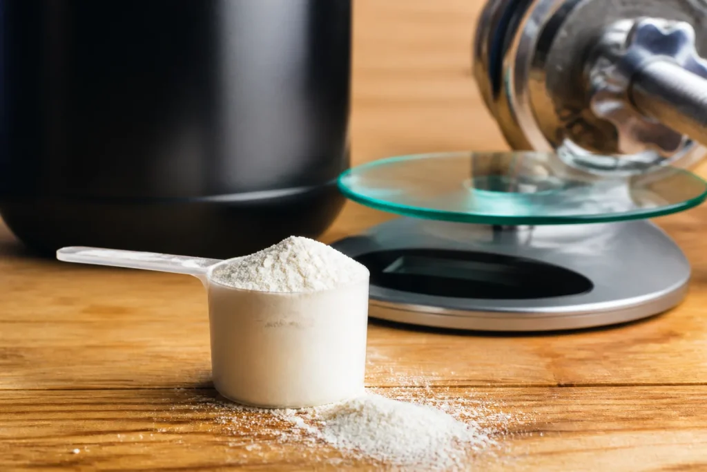 Supplement en poudre blanche pres d'une balance