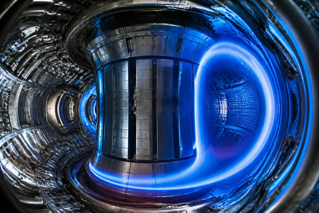 Tokamak futuriste brillant de plasma bleu chauffe