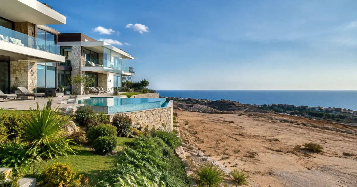 Villas luxueuses surplombant terrain vague completement vide